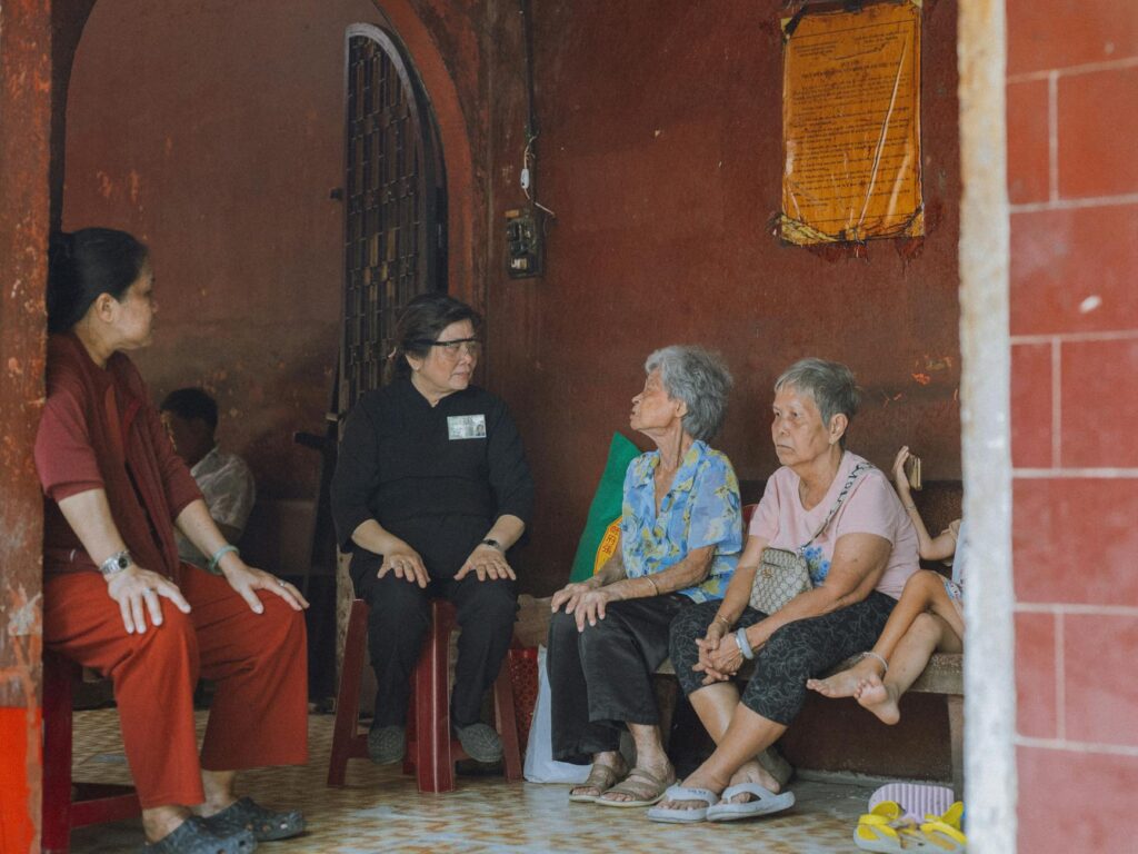 A group of grandparents interacting in a support group setting in Utah. — support network for grand families