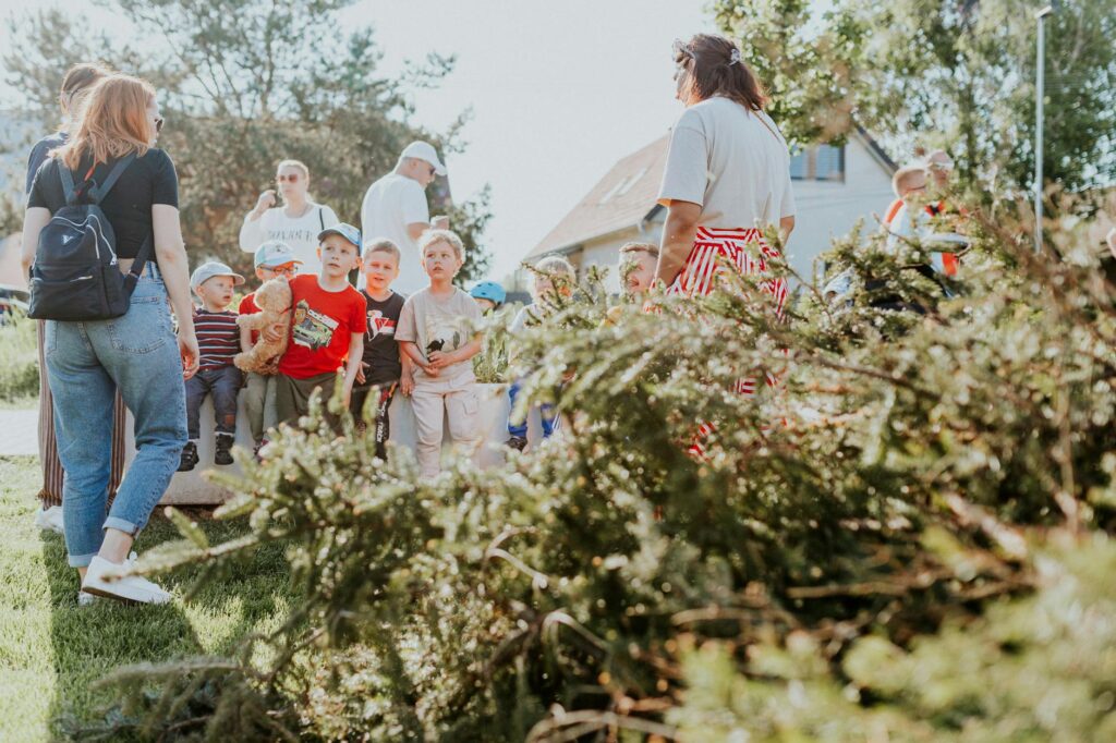 A supportive community event with families and children participating. — support network for grand families